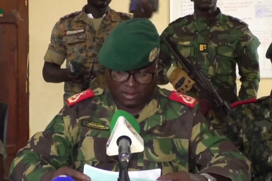 Militares da Guiné-Bissau afirmam ter assumido o controlo do país após destituição do presidente 