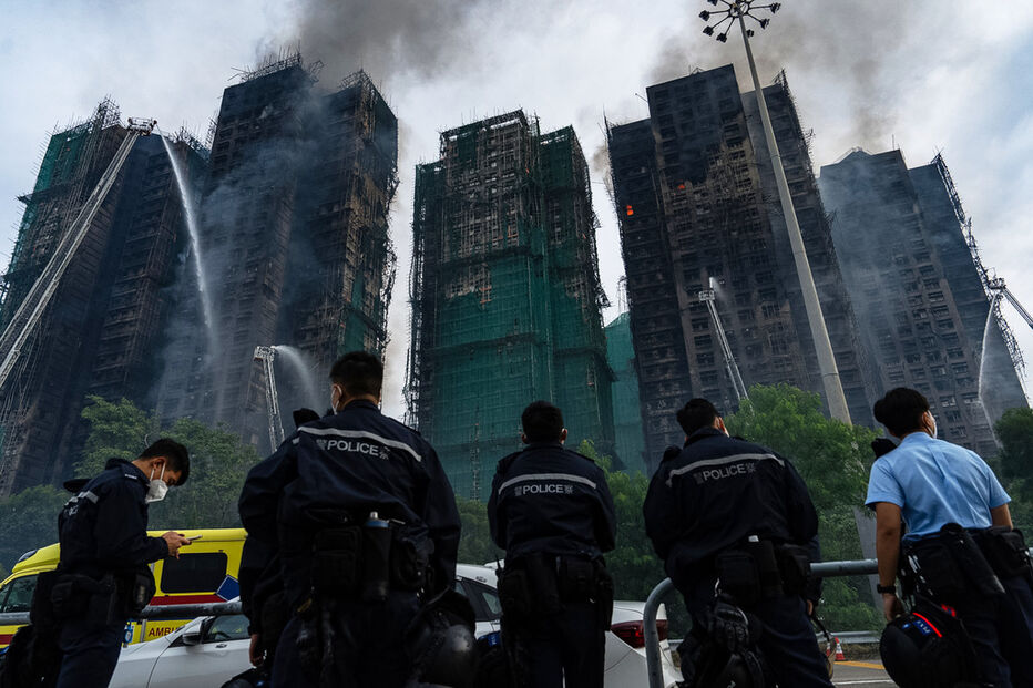 Incêndio em Hong Kong faz 55 mortos; buscas por desaparecidos continuam