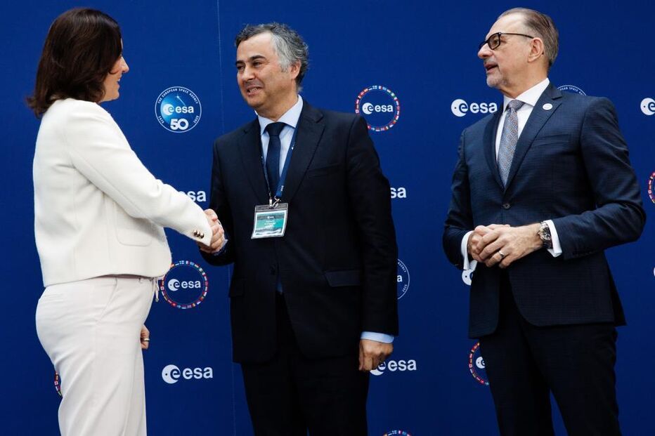 Ministro Fernando Alexandre assina acordo ESA nos Açores, em Bremen