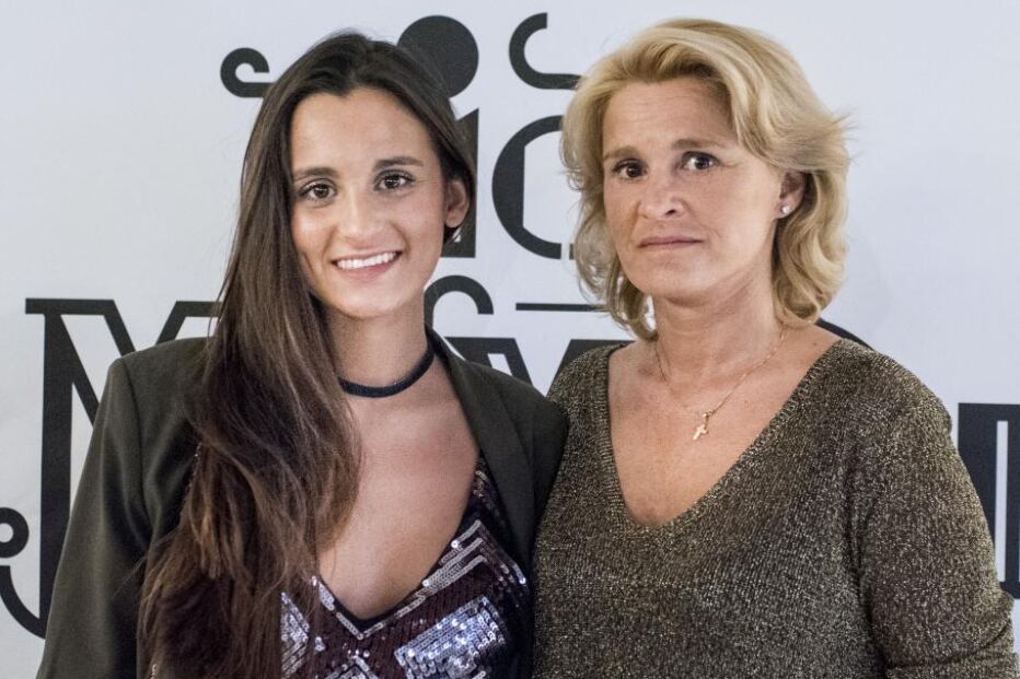 Rita Salema acompanha a filha Francisca ao altar, após ausência do pai, Almeno Gonçalves