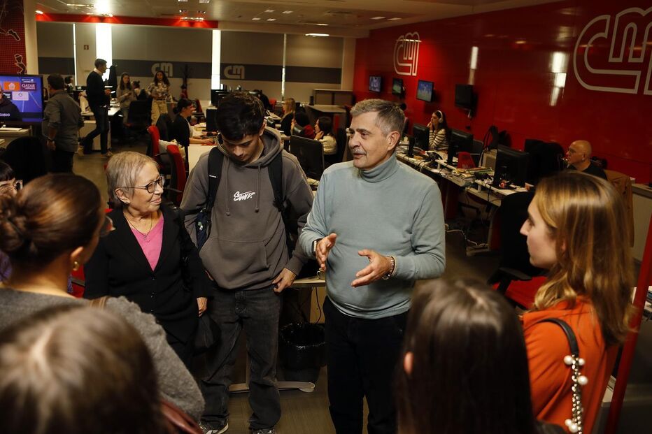 Alunos de jornalismo da Lusófona visitam redação e estúdios da Medialivre