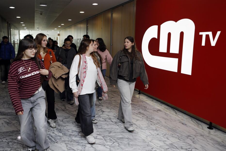 Alunos de jornalismo da Lusófona visitam redação e estúdios da Medialivre