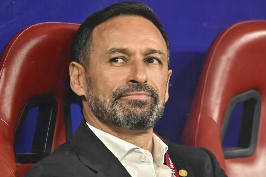 Bino Maçães reage no banco de suplentes de Portugal durante a final do Mundial de sub-17