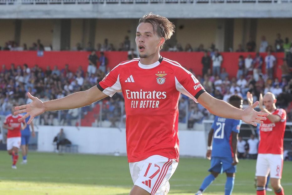 Dedic joga pelo Benfica após a morte da avó e recebe apoio