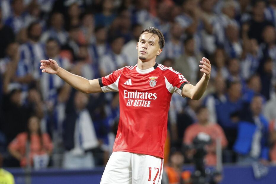 Dedic joga pelo Benfica após falecer a avó e recebe apoio no jogo com o Ajax