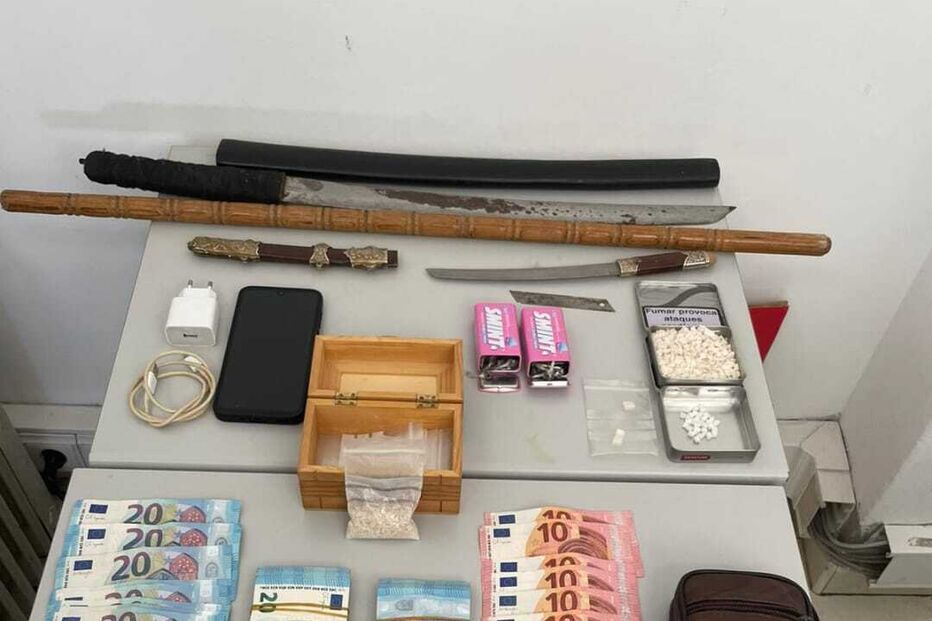 Foram apreendidas duas armas brancas e mais de oito mil euros em numerário