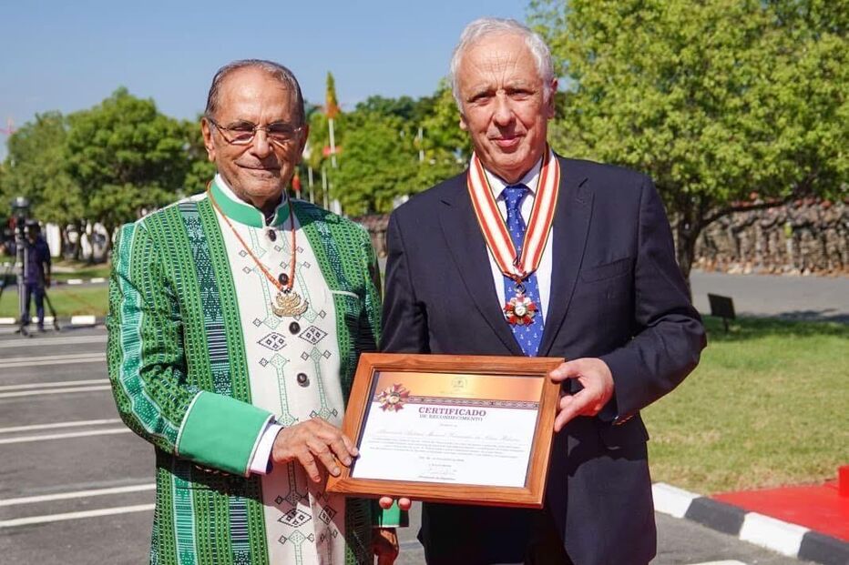 Personalidades posam com certificado de reconhecimento