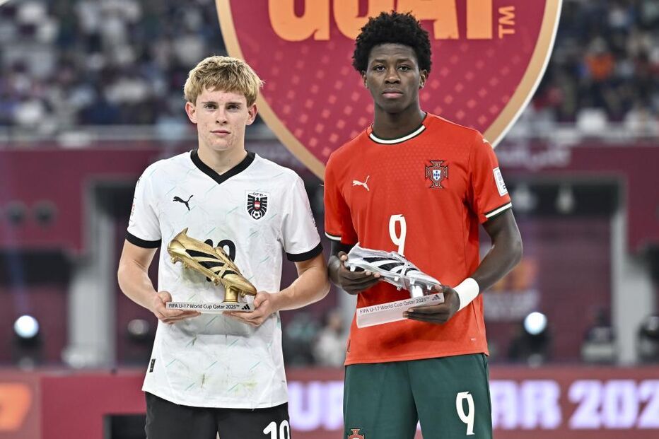 O vencedor da Bota de Ouro, Johannes Mathias Moser (E), da Áustria, e o vencedor da Bota de Prata, Anísio Cabral (D), de Portugal