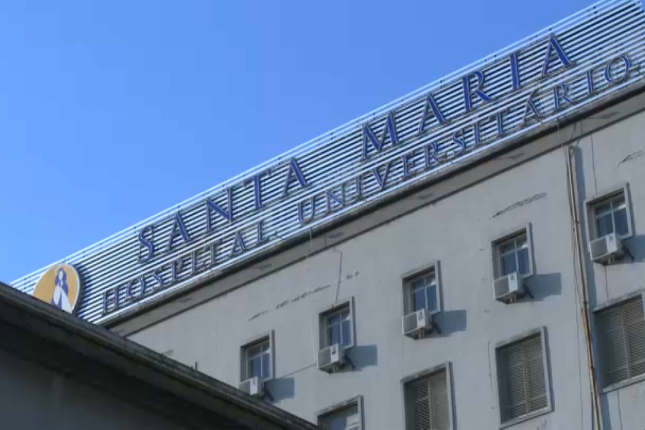 Utente da psiquiatria ateia fogo em carro e lençol no Hospital Santa Maria em Lisboa