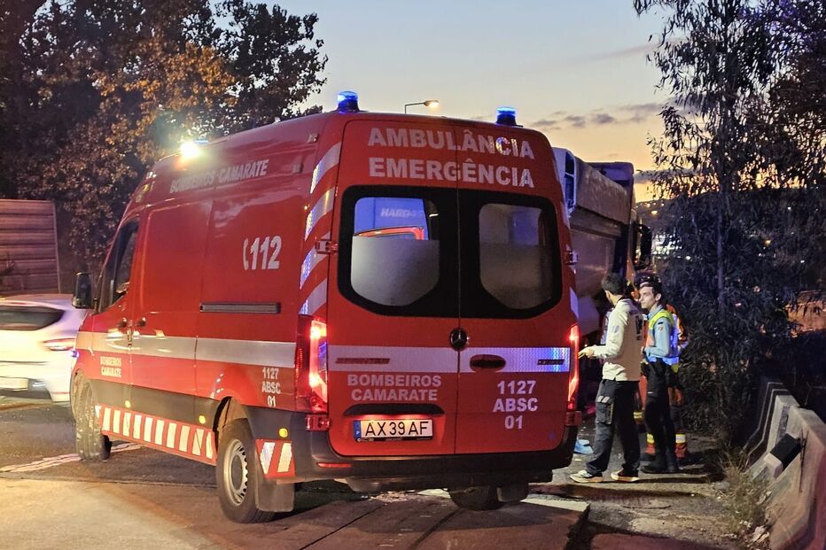 Motard morre abalroado por camião na CRIL. Operacionais no local