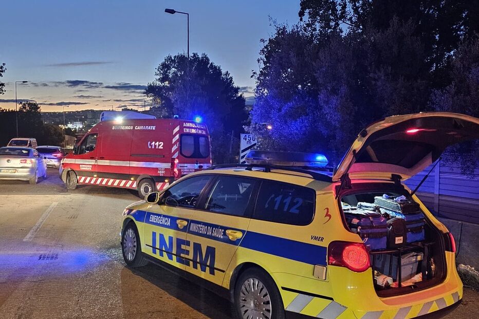 Motard morre abalroado por camião na CRIL. Operacionais no local