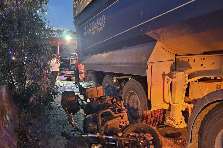 Motard morre abalroado por camião na CRIL