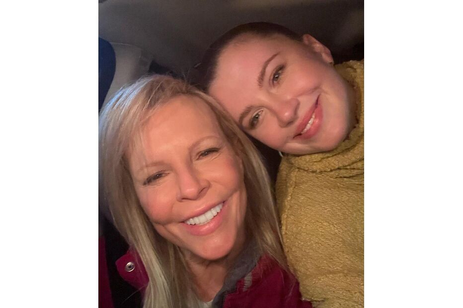 John Travolta demonstra interesse por atriz, após a morte de Kelly Preston