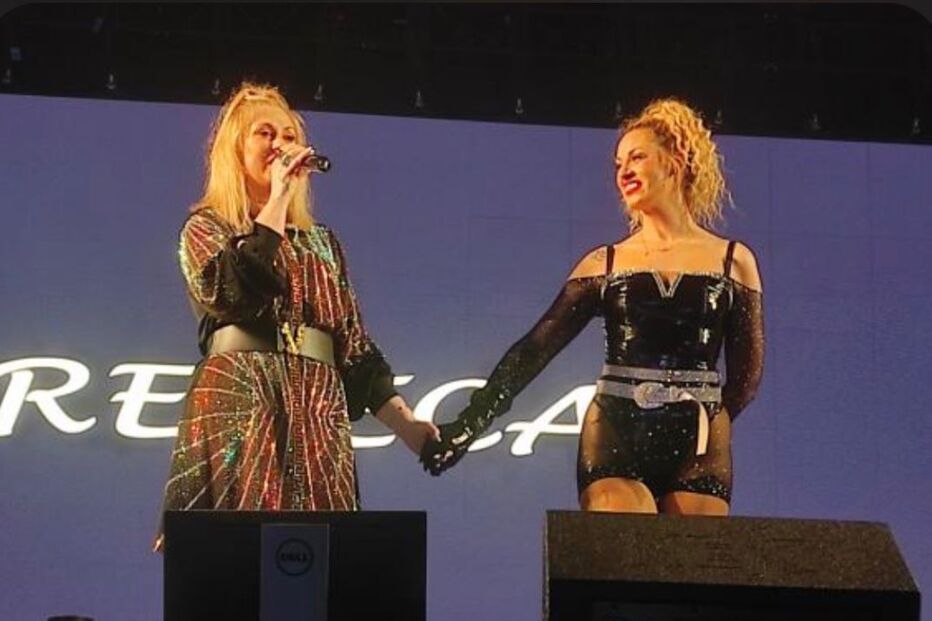 Rebeca e a irmã Vanessa num concerto.JPG