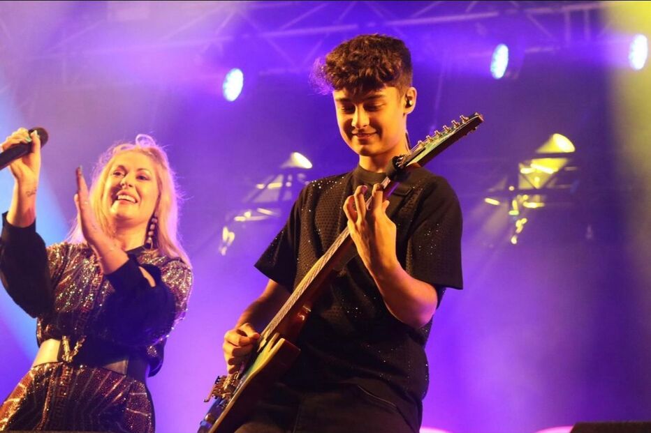 Rebeca e o filho Rubim num concerto.JPG