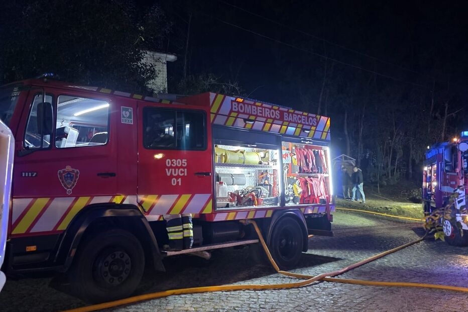 Bombeiros de Barcelos resgatam idosa de incêndio