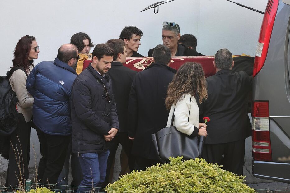 Amigos e familiares no funeral de Almeno Gonçalves, ator falecido aos 66 anos