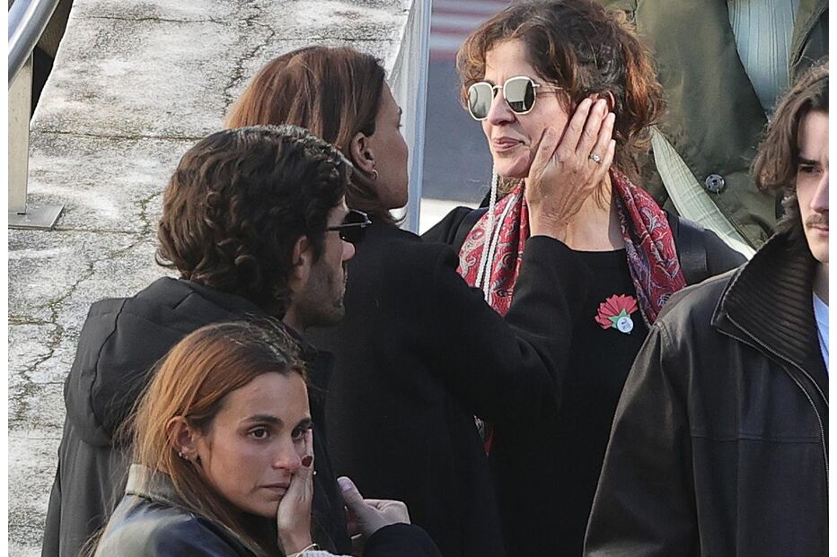 Amigos e familiares de Almeno Gonçalves mostram dor no último adeus ao ator