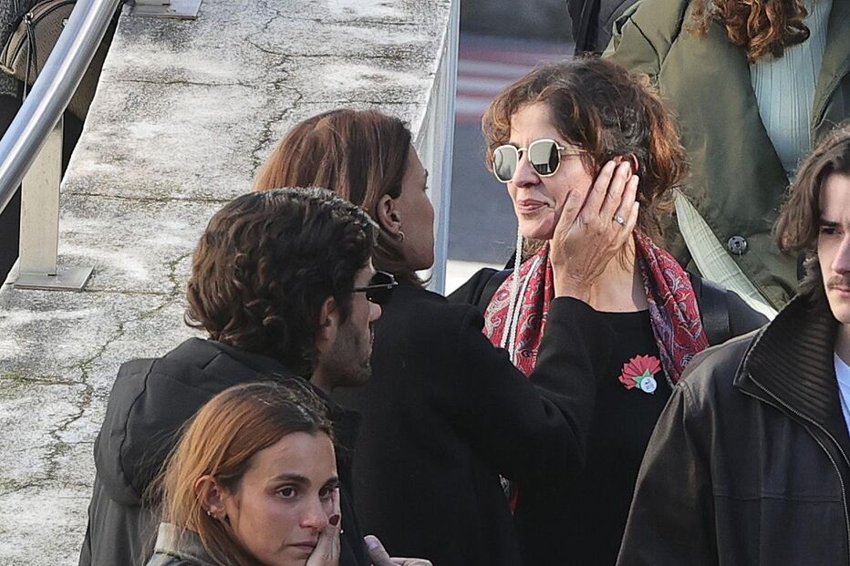 Amigos e familiares de Almeno Gonçalves mostram dor no último adeus ao ator