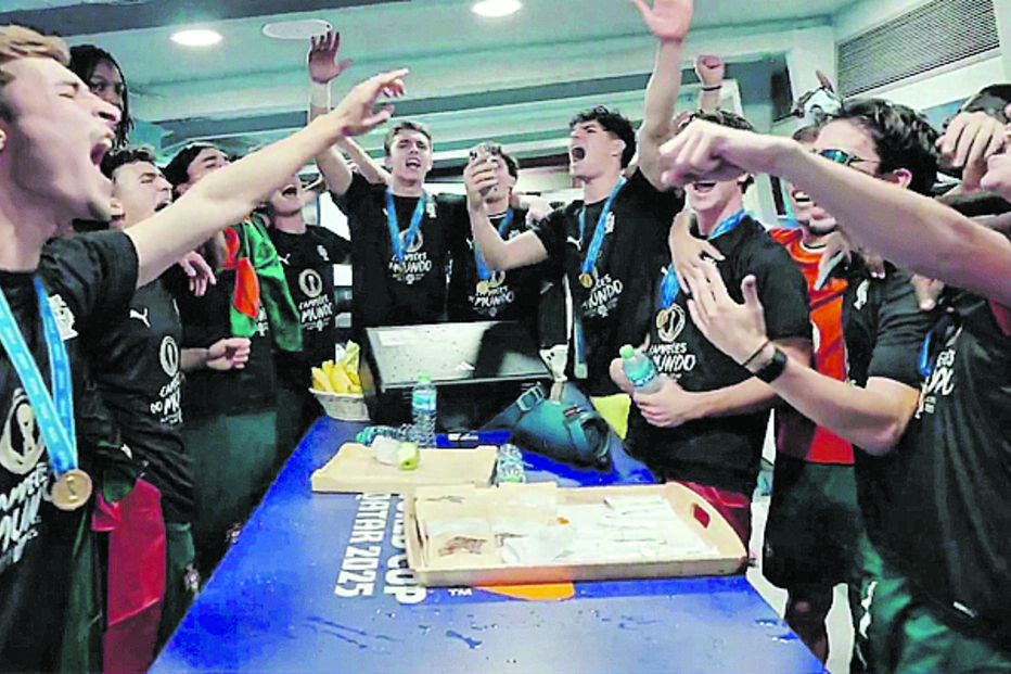 Jogadores festejam a vitória do Mundial de Sub-17 