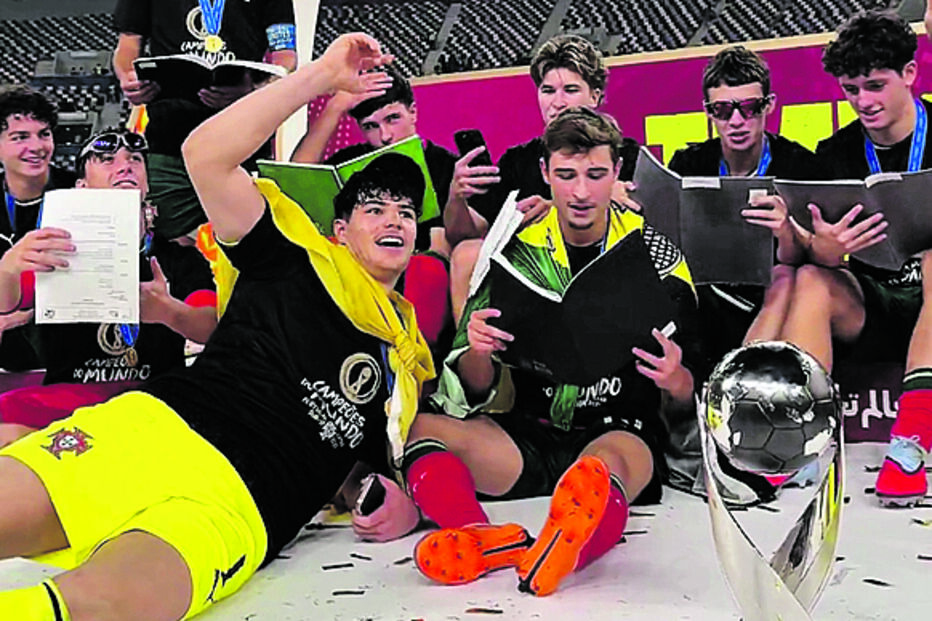 Jogadores festejam a vitória do Mundial de Sub-17 