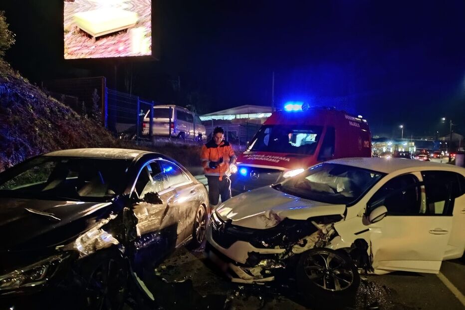 Colisão entre dois carros em Oliveira de Azeméis