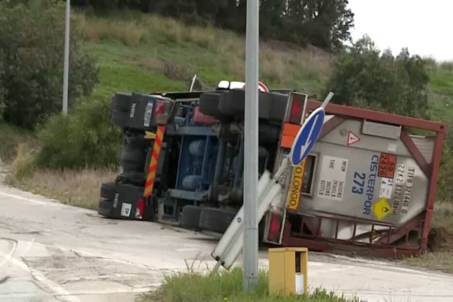 Camião cisterna com carga inflamável despista-se em Setúbal