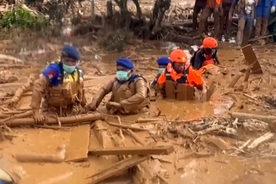 Equipas de resgate em Sumatra, Indonésia, procuram sobreviventes após cheias e deslizamentos