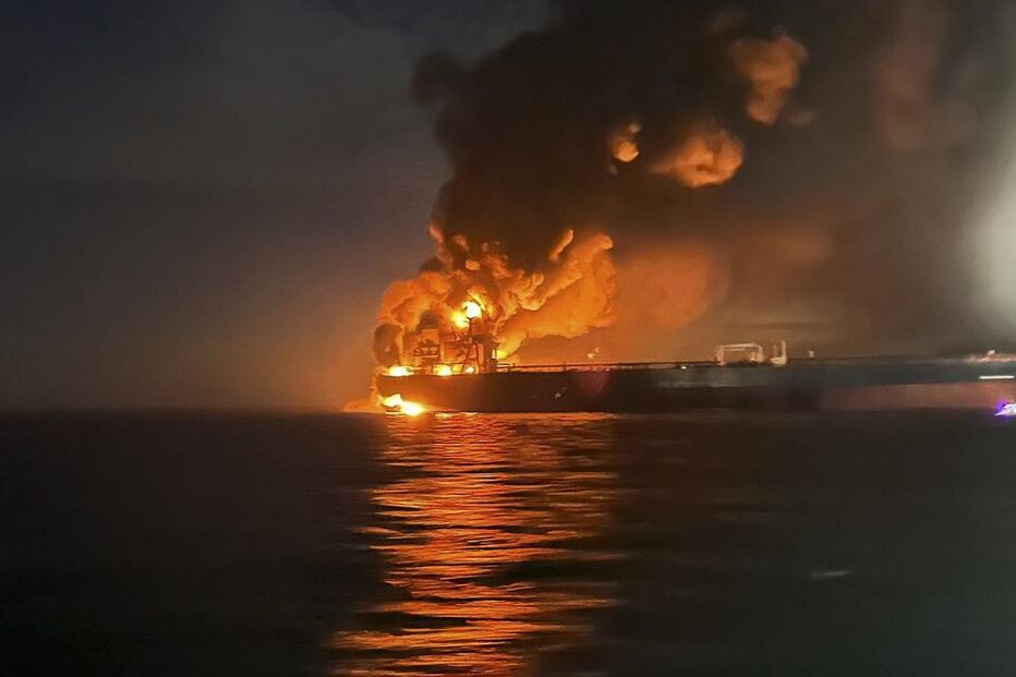 Petroleiro russo em chamas após o ataque