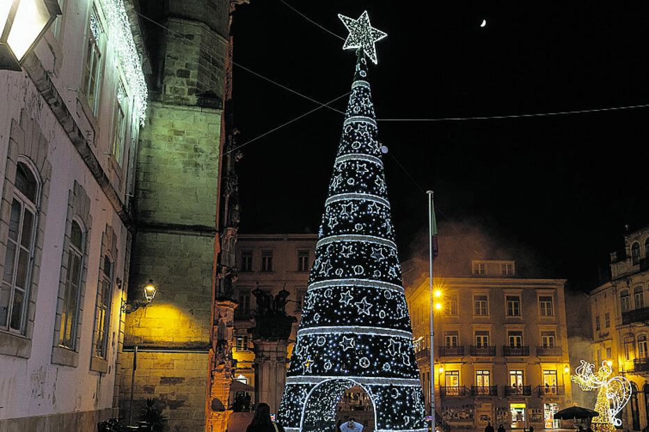 Em Coimbra 40 locais tê iluminação que funciona diariamente entre as 17h00 e a meia-noite. Fins de semana e véspera de Natal há luzes até às 2h00