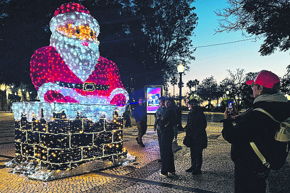 Em Faro a decoração natalícia contribui para um ambiente festivo com iniciativas para dinamizar o comércio local
