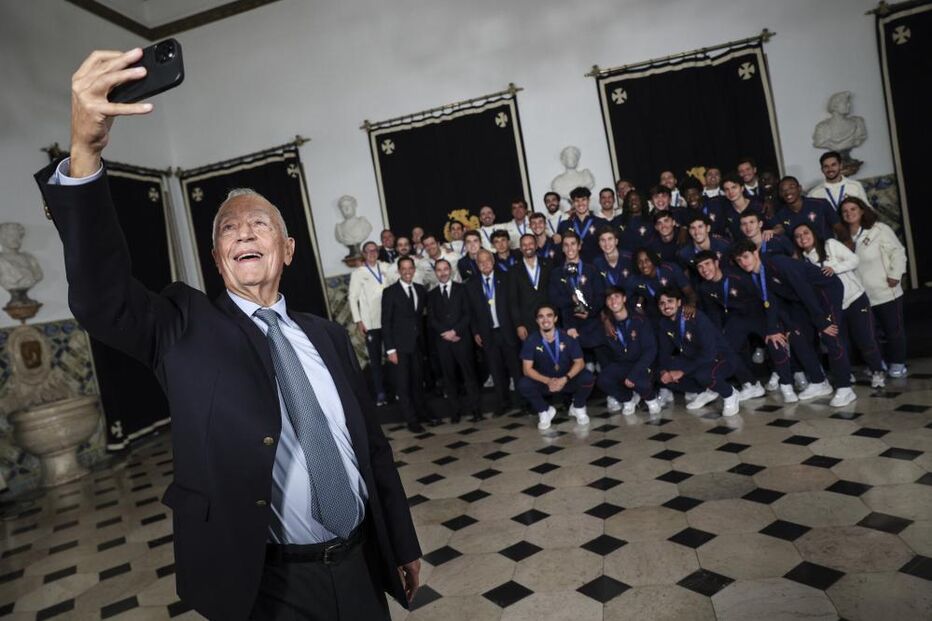 Momento da já tradicional 'selfie' de Marcelo com os novos campeões do Mundo de sub-17, que foram ontem foram recebidos em Belém