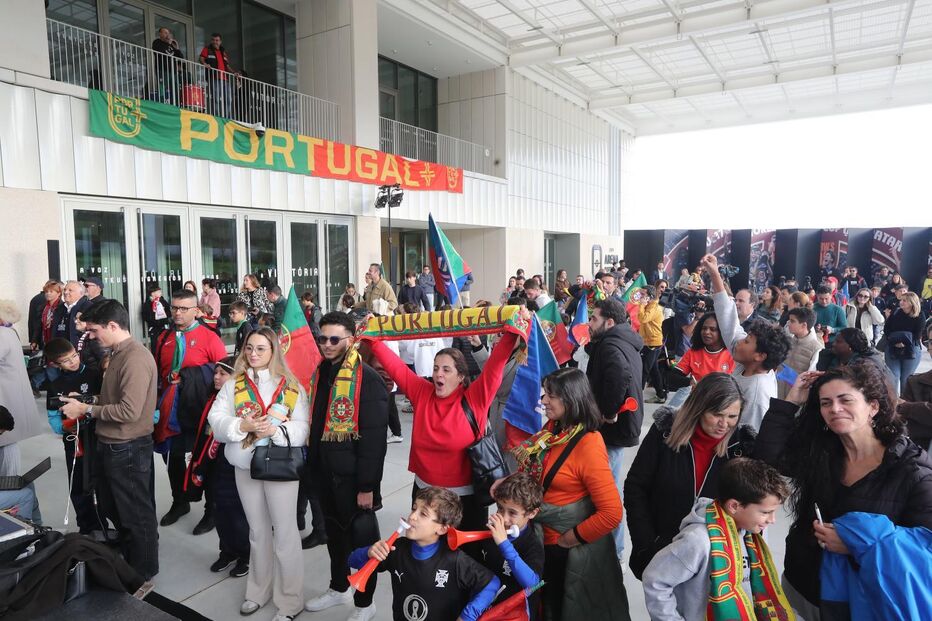 Muita gente na Cidade do Futebol para prestar homenagem aos campeões do Mundo