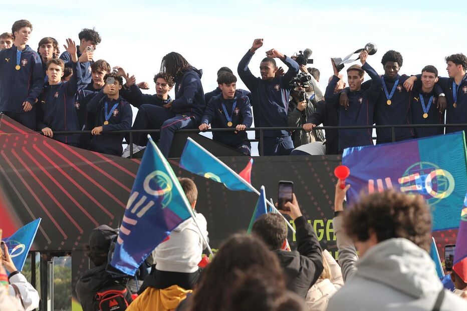 Equipa viajou pela cidade de Lisboa num autocarro descoberto até Belém e depois à Cidade do Futebol