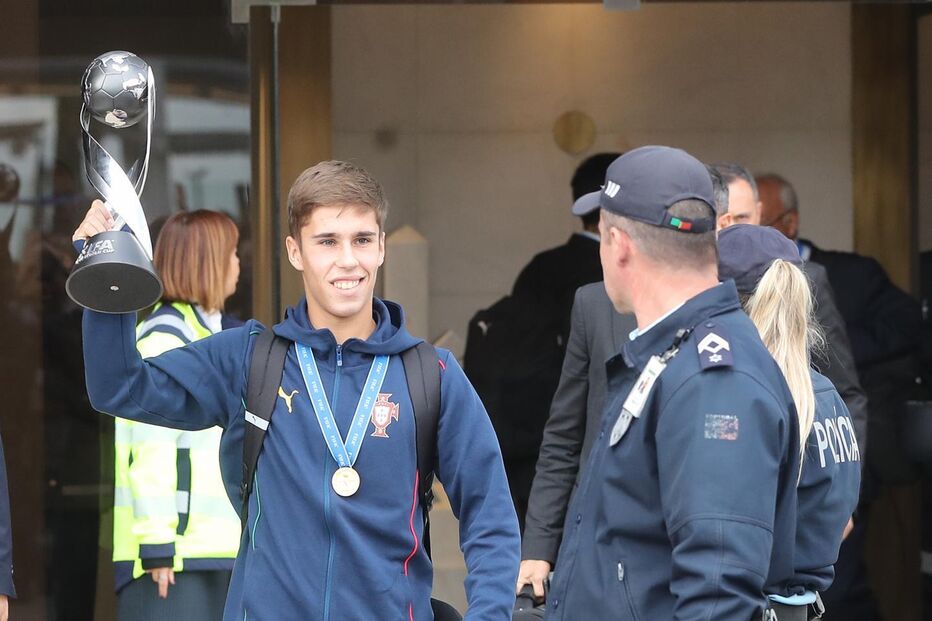 Rafael Quintas, capitão de equipa, mostra o troféu que simboliza a conquista do título mundial