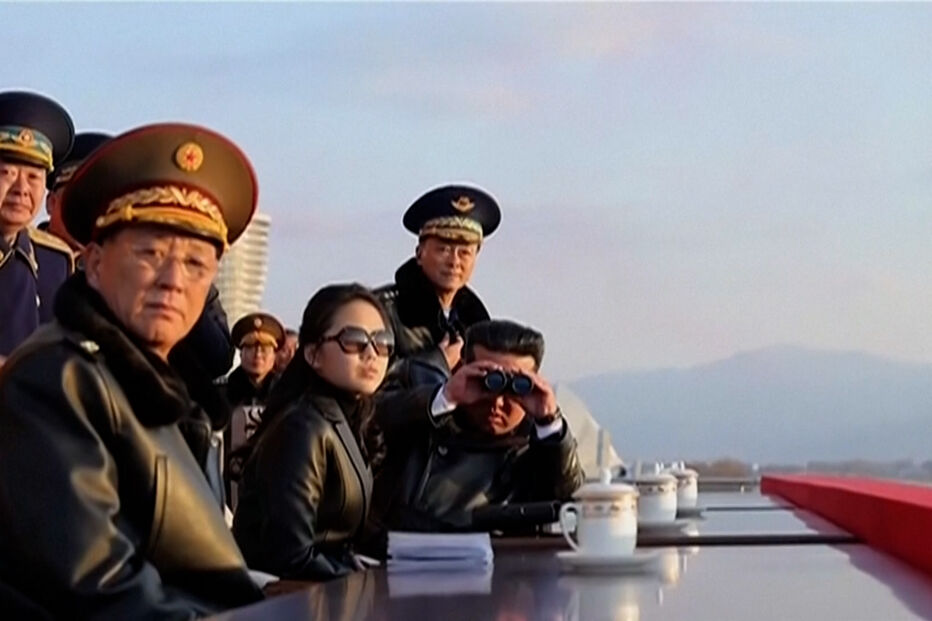 Kim Jong-Un e filha celebram aniversário da Força Aérea em Wonsan