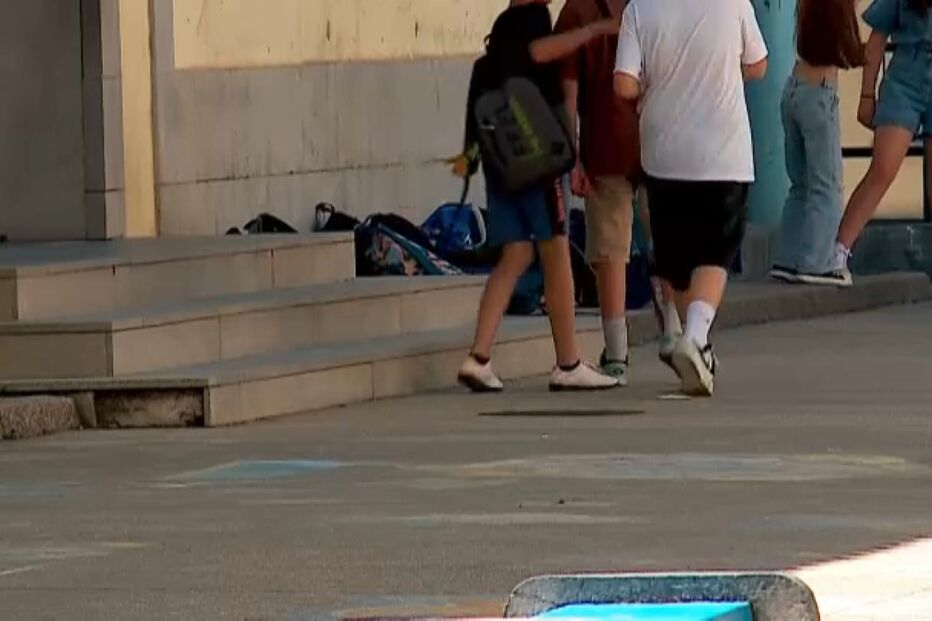 Aluno forçado a sexo por dois colegas na escola