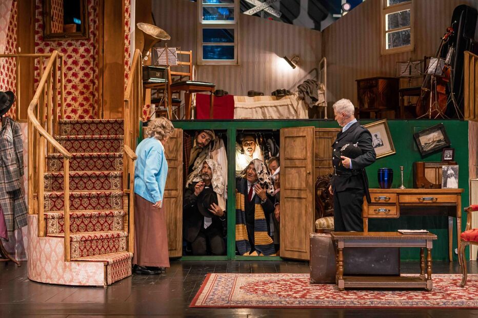 Espetáculo com Florbela Queiroz e José Raposo: velhinha confronta grupo de bandidos