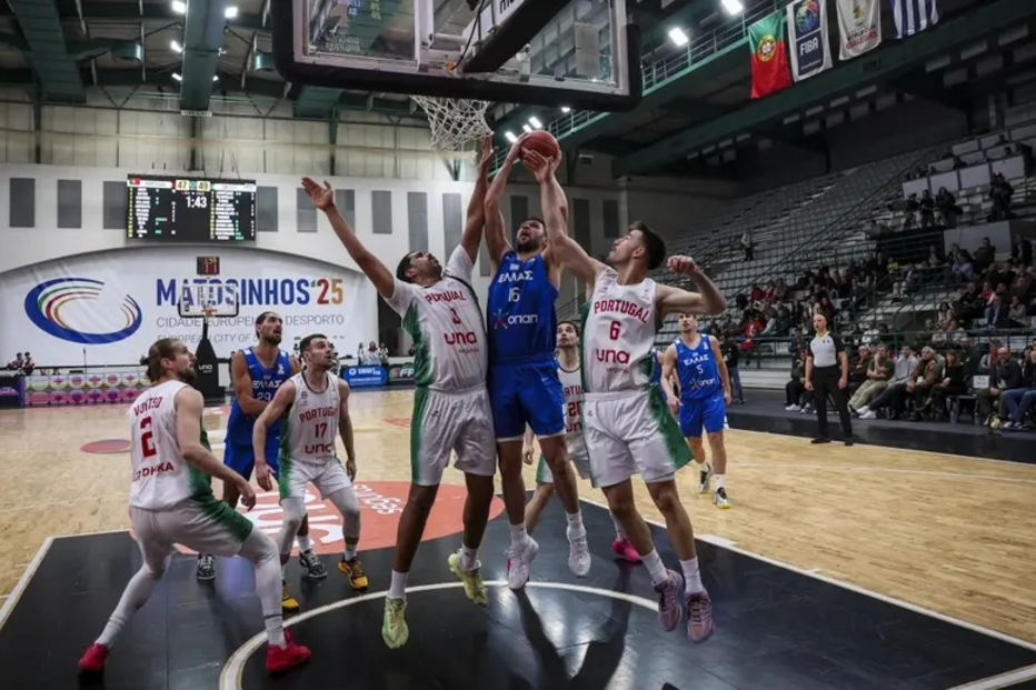 Portugal perde com a Grécia no apuramento para o Mundial de basquetebol.