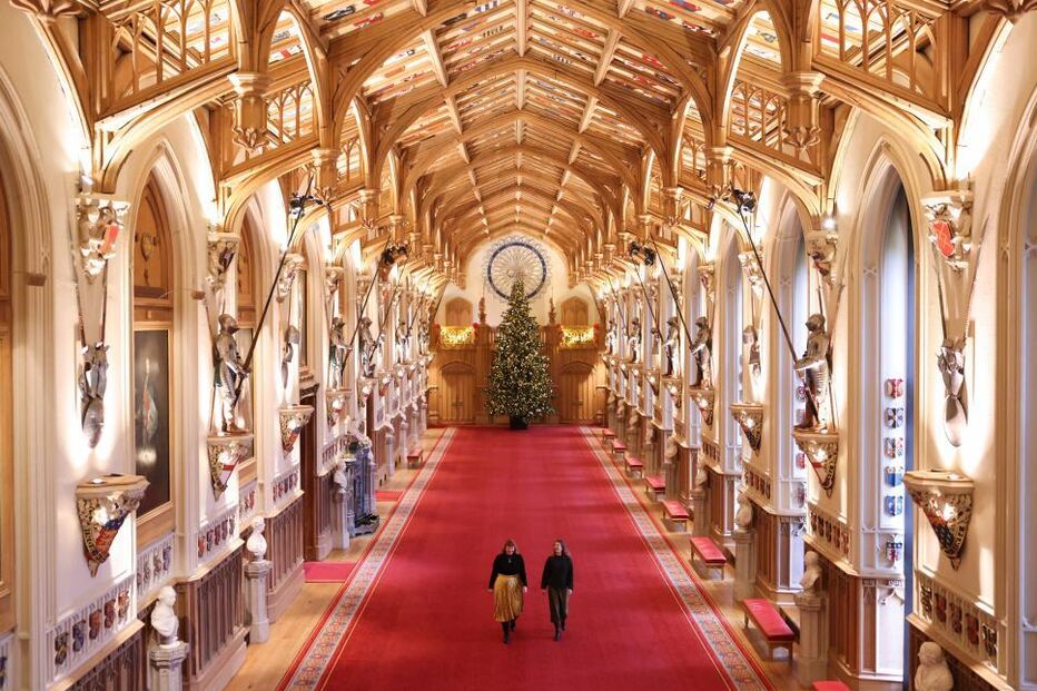 Decorações de Natal no Castelo de Windsor, com visitantes no corredor