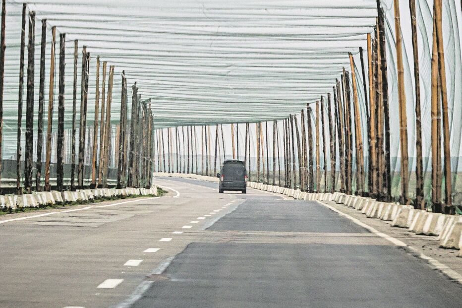 Redes protetoras contra drones russos na estrada que liga Mykolaiv a Kherson