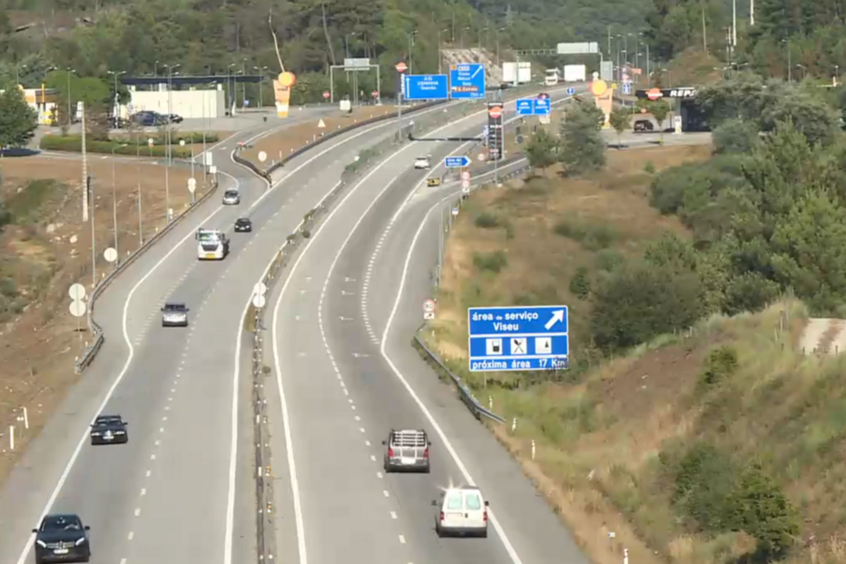 Autoestrada movimentada perto da área de serviço de Viseu