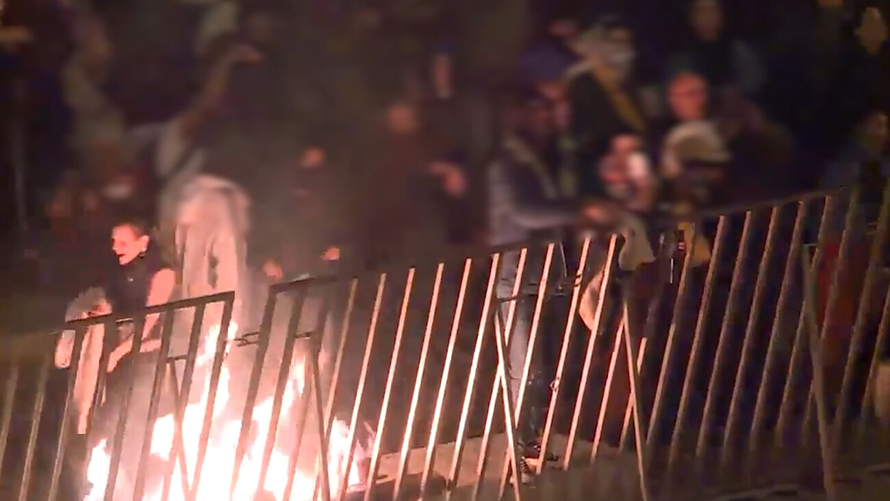 Polícia desce escadarias do Parlamento para dispersar manifestantes. Já foram disparadas balas de borracha