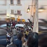 Carro tenta atravessar multidão dentro das muralhas do Castelo de Óbidos durante Vila de Natal e causa constrangimentos