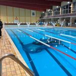 Mulher confunde travão com acelerador e atira-se para dentro da piscina