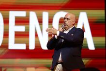 Personalidade discursa na Gala de Fado do Porto, evento apoiado pela Correio da Manhã Rádio