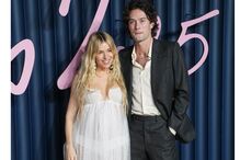 Sienna Miller grávida do terceiro filho com Oli Green num evento em Londres