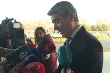 José Luís Carneiro visita Marcelo Rebelo de Sousa no hospital e leva-lhe um presente