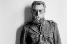 António Variações surge retratado numa foto a preto e branco de Teresa Couto Pinto