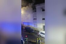 Bombeiros içam autoescada para salvar família de incêndio na Amadora